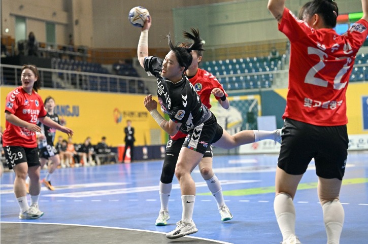 2. 서울시청 우빛나가 돌파슛을 하고 있다.jpg