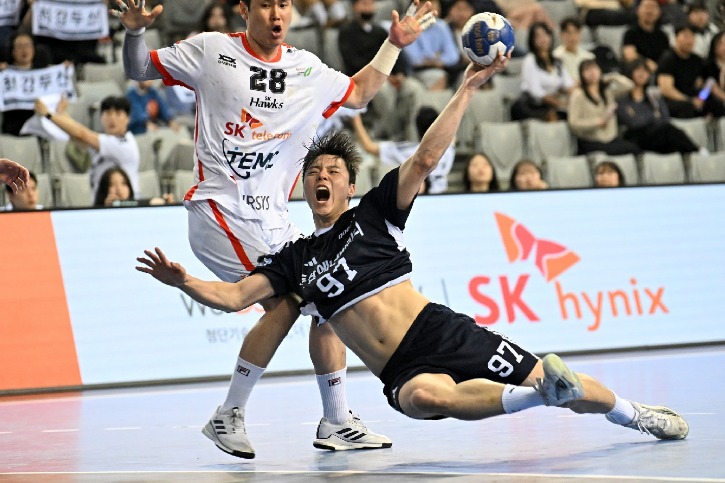 4. 두산 김연빈이 런닝 다이빙슛을 하고 있다.jpg