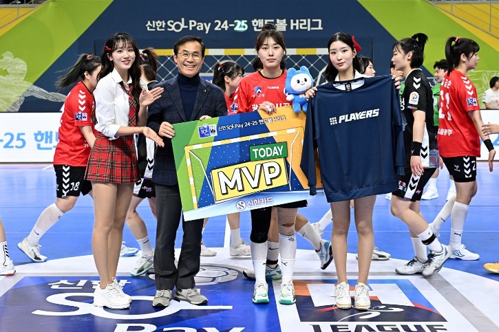 1. 경기 MVP 광주도시공사 정현희(시상자는 광주도시공사 김승남 사장).jpg