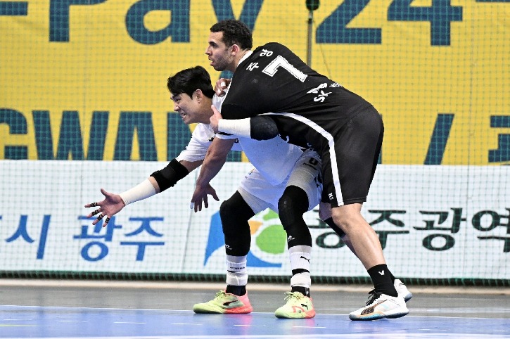 4. 충남도청 구창은이 SK주앙푸르타도와 몸싸움 중이다.jpg