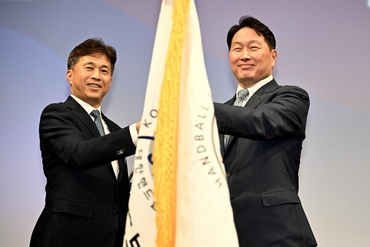 3 최태원 대한핸드볼협회장이 곽노정 신임 협회장에게 협회기를 전달하고 있다3.jpg