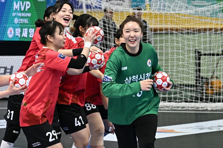 2. 삼척시청 박새영이 동료들의 환호를 받고 있다.jpg