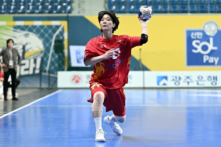 4. 인천광역시청 강은서가 패스 중이다.jpg