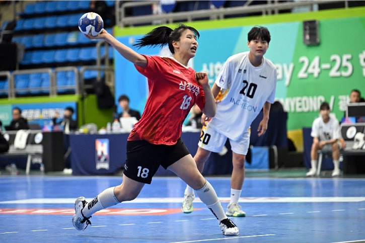 5. 삼척시청 김지아가 7미터스로우를 시도 중이다.jpg