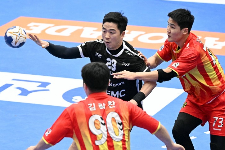 5. SK호크스 김동철이 패스 중이다.jpg