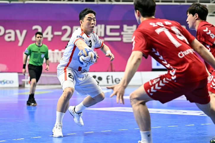 4. SK호크스 김동철이 패스 중이다.jpg