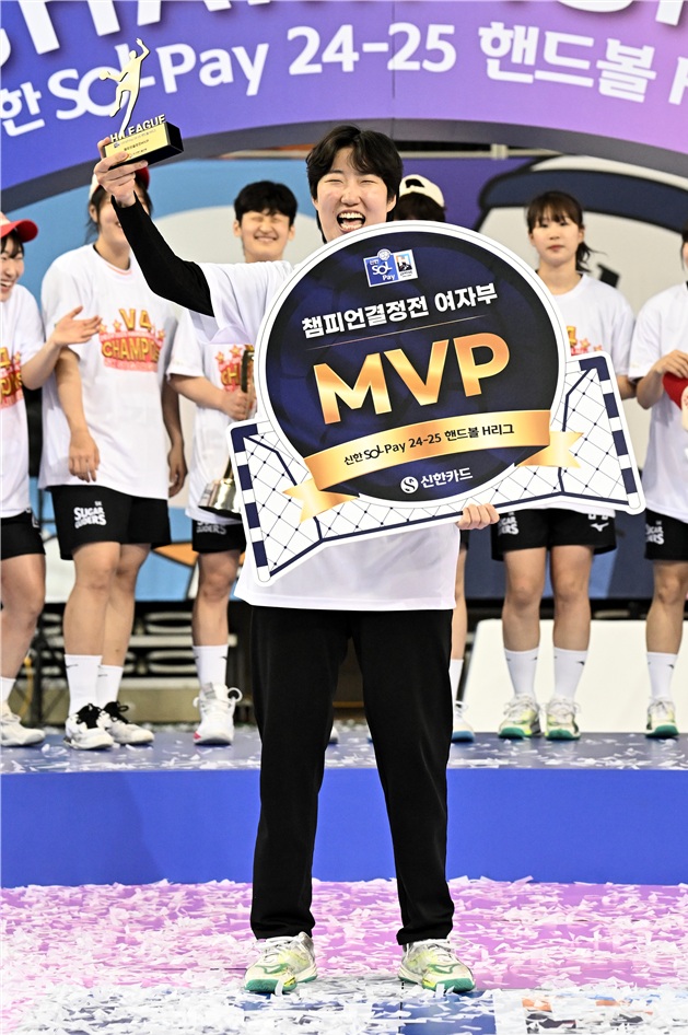 24. 챔피언결정전 여자부 MVP 슈가글라이더즈 박조은 골키퍼.jpg