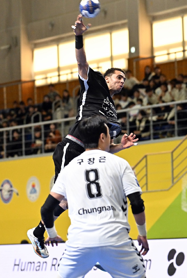 3. SK호크스 주앙푸르타도가 점프슛을 하고 있다.jpg