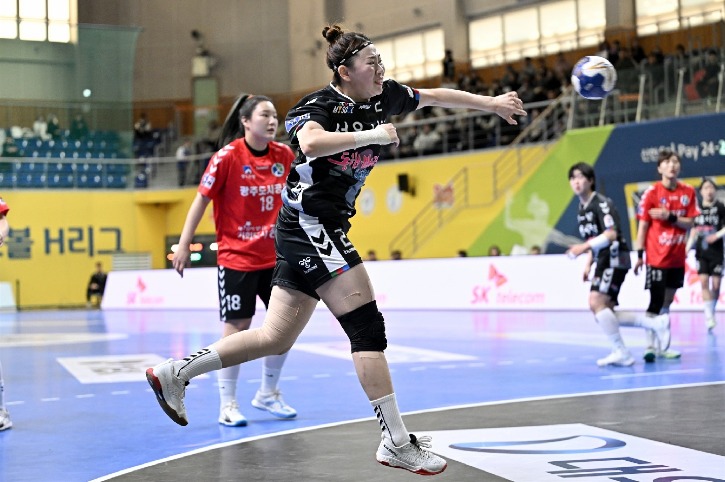 3. 서울시청 송지영이 런닝슛을 시도중이다.jpg