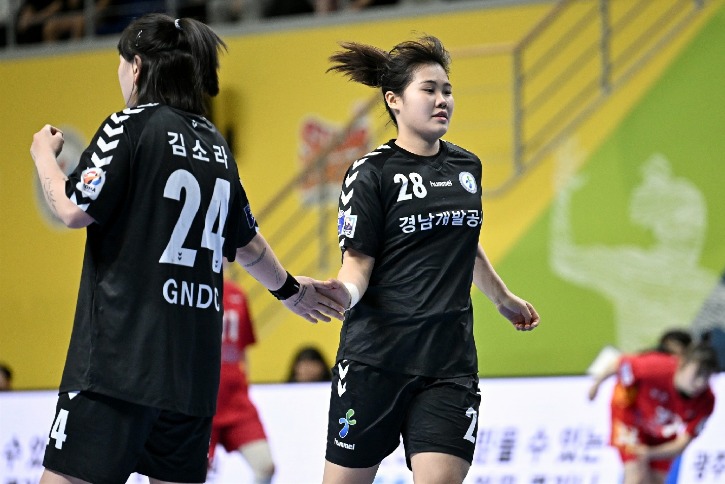 3. 경남개발공사 김소라와 김세진이 하이파이브 중이다.jpg