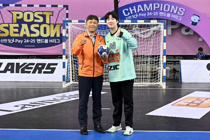 3. 한국핸드볼연맹 곽노정 총재가 SK슈가글라이더즈 박조은 골키퍼와 시구 기념사진.jpg