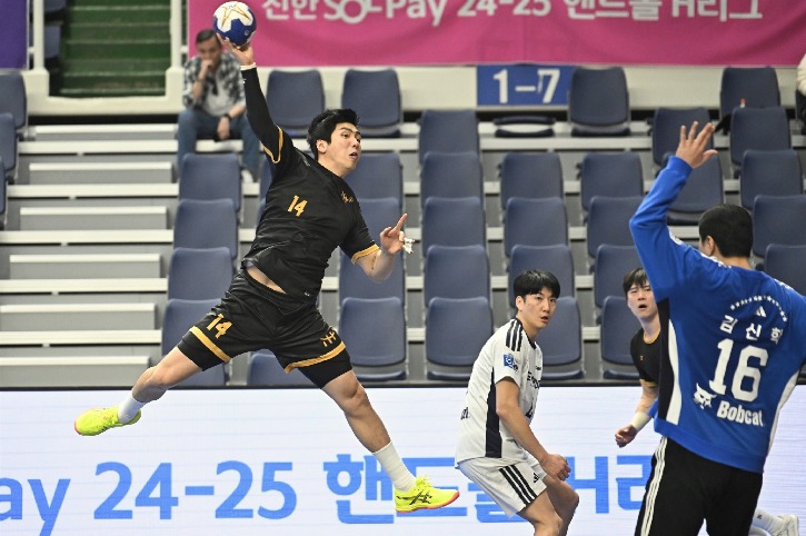 5. 인천도시공사 윤시열이 로빙슛을 시도하고 있다.jpg