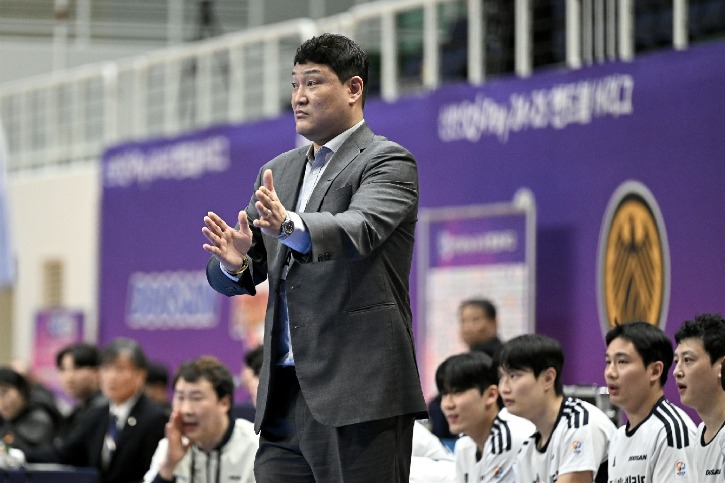 4. 두산 윤경신 감독이 선수들에게 작전지시를 하고 있다.jpg