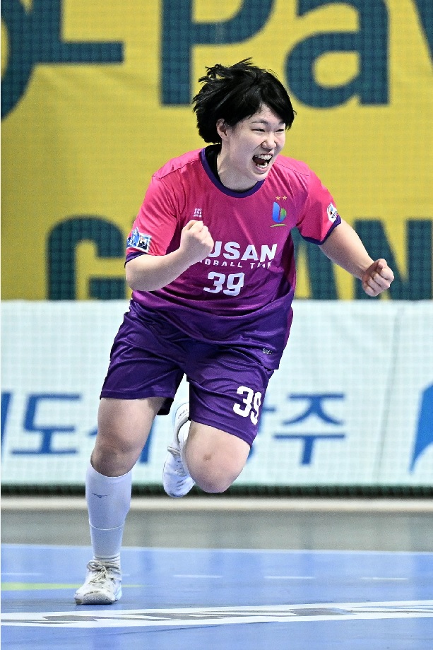 4. 부산시설공단 이혜원이 득점 후 주먹을 쥐고 있다.jpg