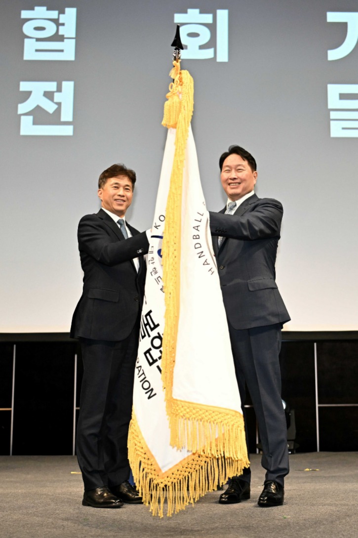 1 최태원 대한핸드볼협회장이 곽노정 신임 협회장에게 협회기를 전달하고 있다1.jpg