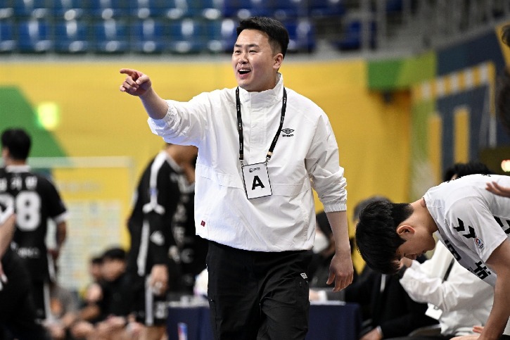 5. 충남도청 이석 감독이 작전 지시 중이다.jpg