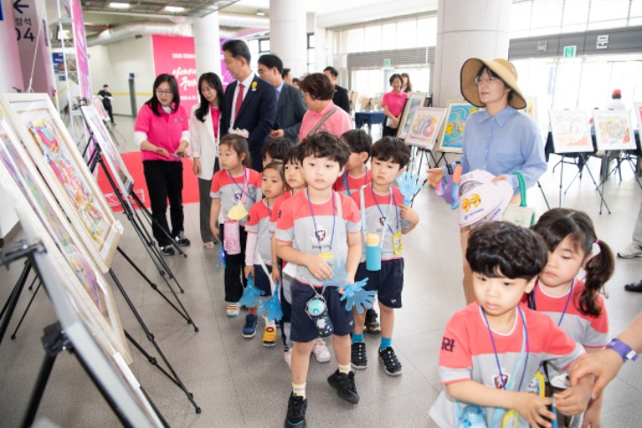 [투자유치과구미 국제 청소년 그림 전시회 사진2.jpg