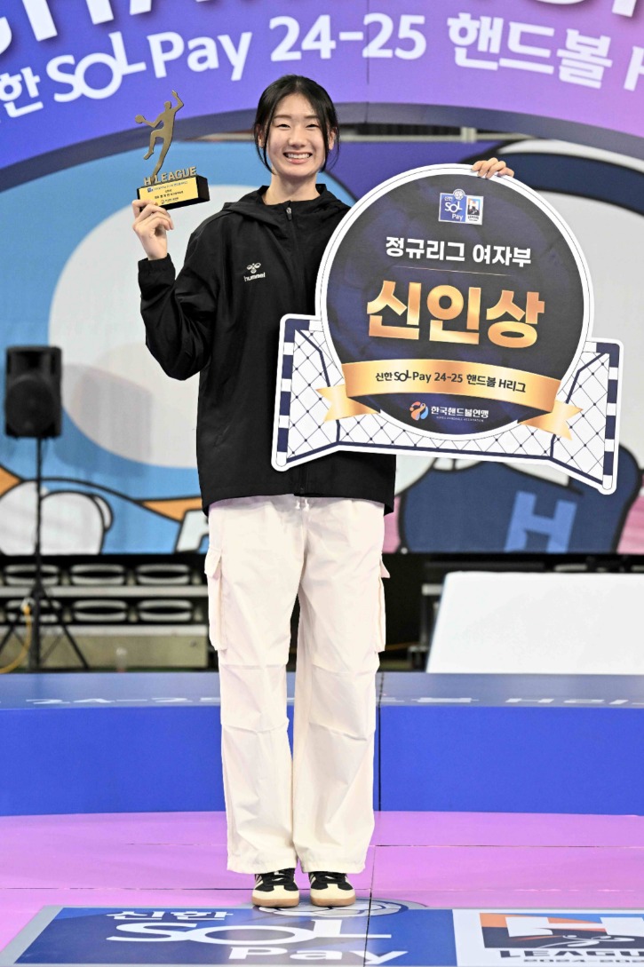 2. 신인상 수상자인 대구광역시청 정지인이 트로피를 들어올리며 활짝 웃고있다.JPG
