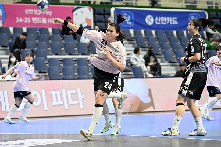 5. 경남개발공사 김소라가 돌파슛을 시도 중이다.jpg