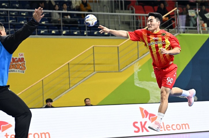 4. 상무피닉스 김락찬이 런닝슛 중이다.jpg