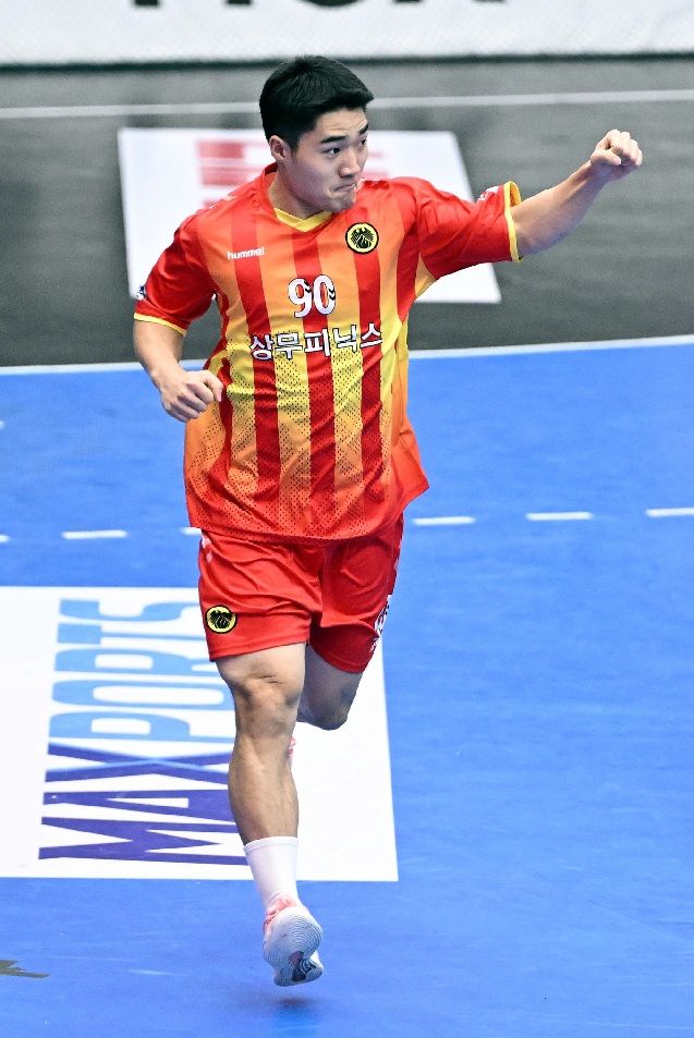4. 상무피닉스 김락찬이 주먹을 쥐고 있다.jpg