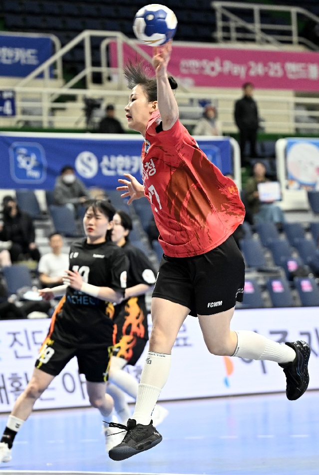 5. 삼척시청 전지연이 점프슛을 시도 중이다.jpg