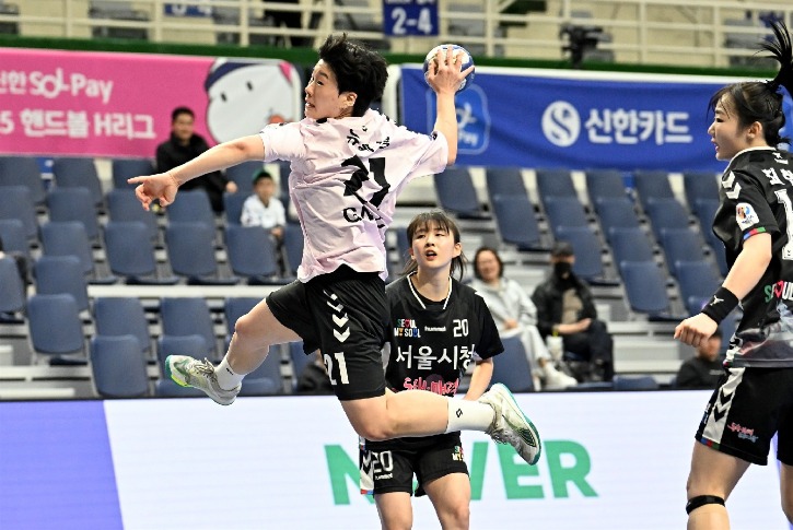 2. 경남개발공사 유혜정이 런닝 점프슛을 하고 있다.jpg