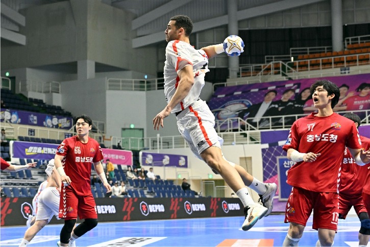 3. SK호크스 주앙푸르타도가 점프슛을 시도 중이다.jpg