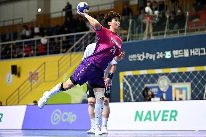 2. 부산시설공단 권한나가 점프슛 중이다.jpg